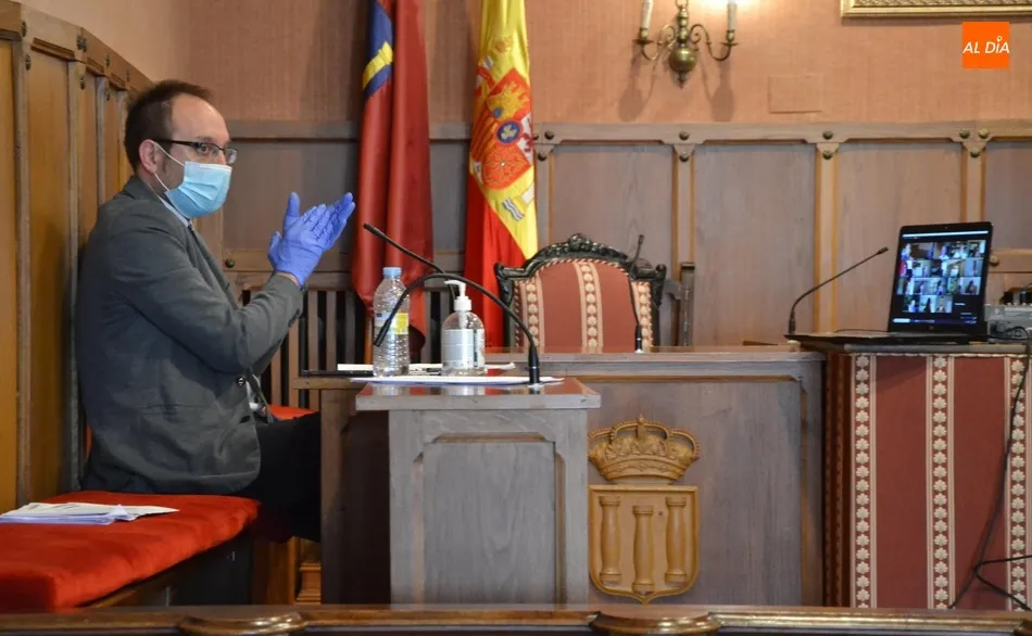Foto 5 - Hist&oacute;rico Pleno telem&aacute;tico con problemas t&eacute;cnicos, un minuto de silencio y aplausos a las...