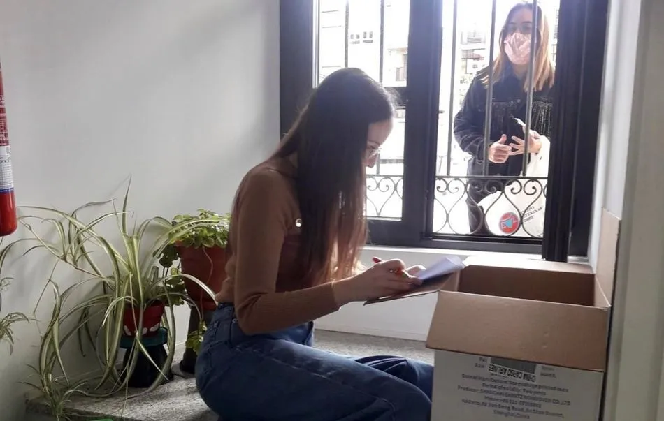 La concejala, Victoria Rodríguez, procedía al reparto de mascarillas entre los autónomos solicitantes