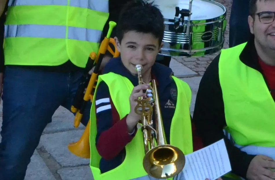 Un joven trompetista interpreta cada tarde el ‘Resistiré’ en la calle Wetones  