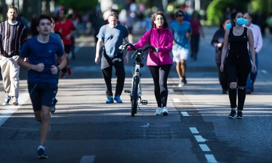 Personas paseando y haciendo deporte en Madrid. Foto de Joaquín Corchero / EP