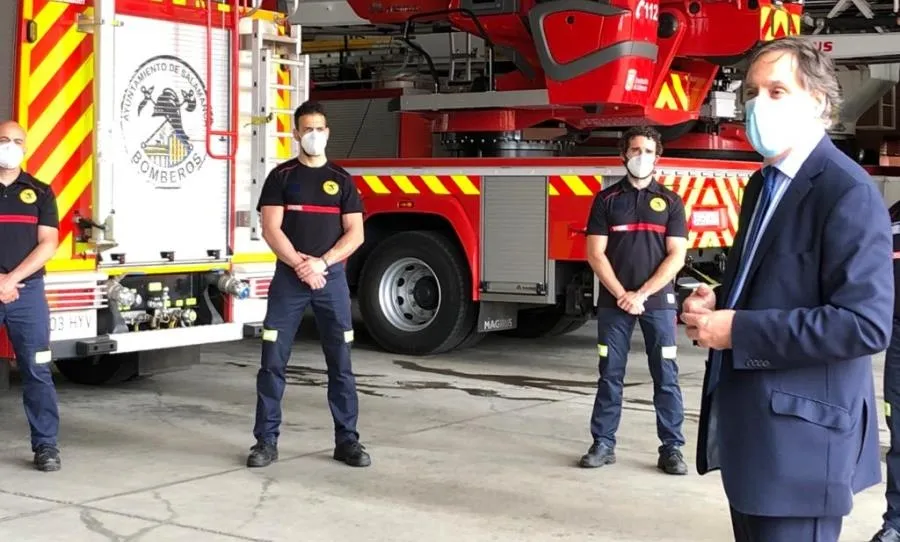 Visita del alcalde, Carlos García Carbayo, al Parque Municipal de Bomberos