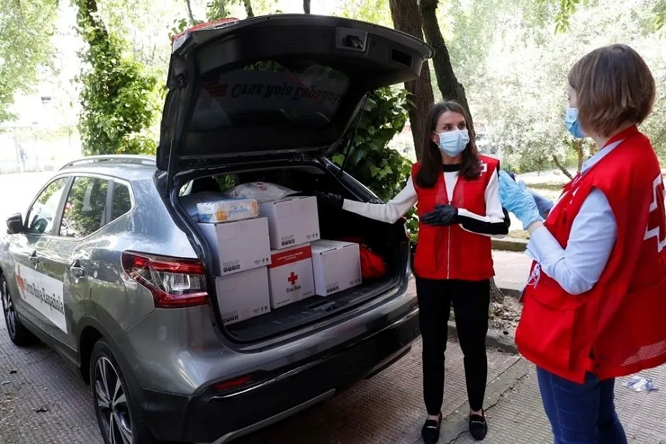se ha sumado durante unas horas al trabajo de un grupo de voluntarios de la ONG, pasando por diferentes áreas de las tareas de ayuda | EP