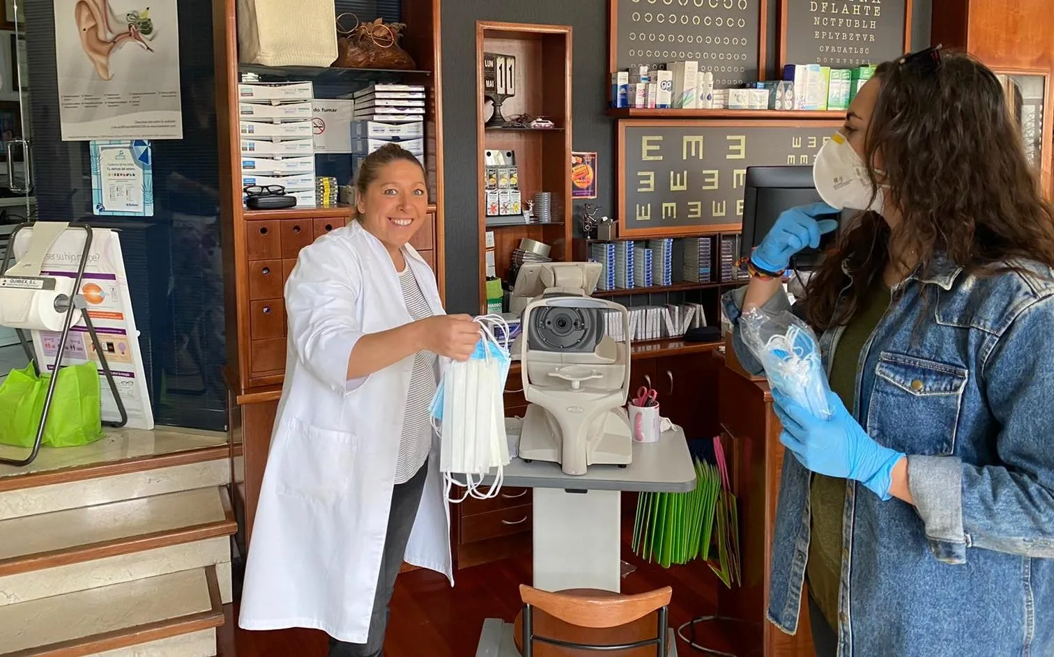 El Equipo de Gobierno del Ayuntamiento reparte mascarillas por los comercios  