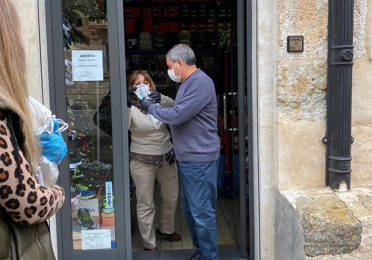 Foto 7 - El Equipo de Gobierno del Ayuntamiento reparte mascarillas por los comercios  