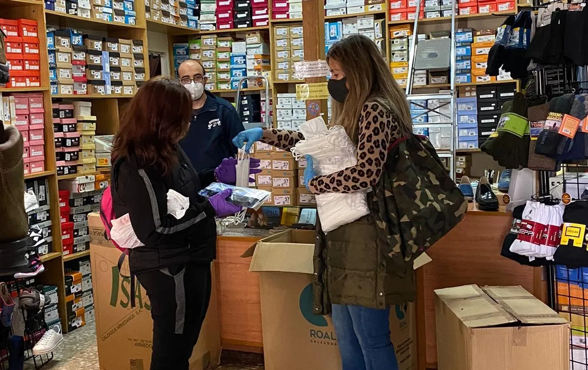 Foto 6 - El Equipo de Gobierno del Ayuntamiento reparte mascarillas por los comercios  