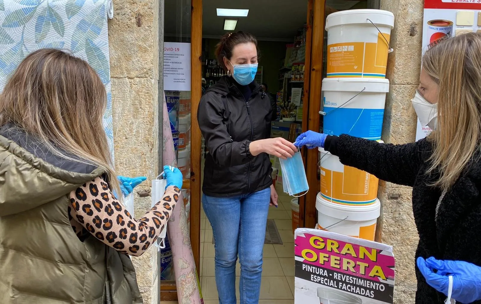 Foto 5 - El Equipo de Gobierno del Ayuntamiento reparte mascarillas por los comercios  