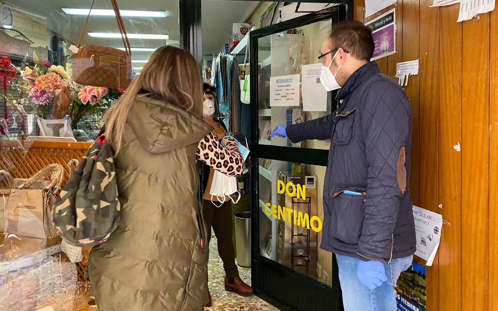 Foto 3 - El Equipo de Gobierno del Ayuntamiento reparte mascarillas por los comercios  