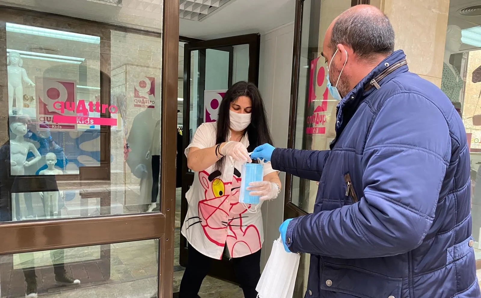 Foto 2 - El Equipo de Gobierno del Ayuntamiento reparte mascarillas por los comercios  