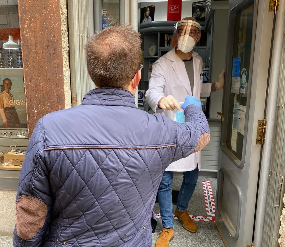 Foto 4 - El Equipo de Gobierno del Ayuntamiento reparte mascarillas por los comercios  