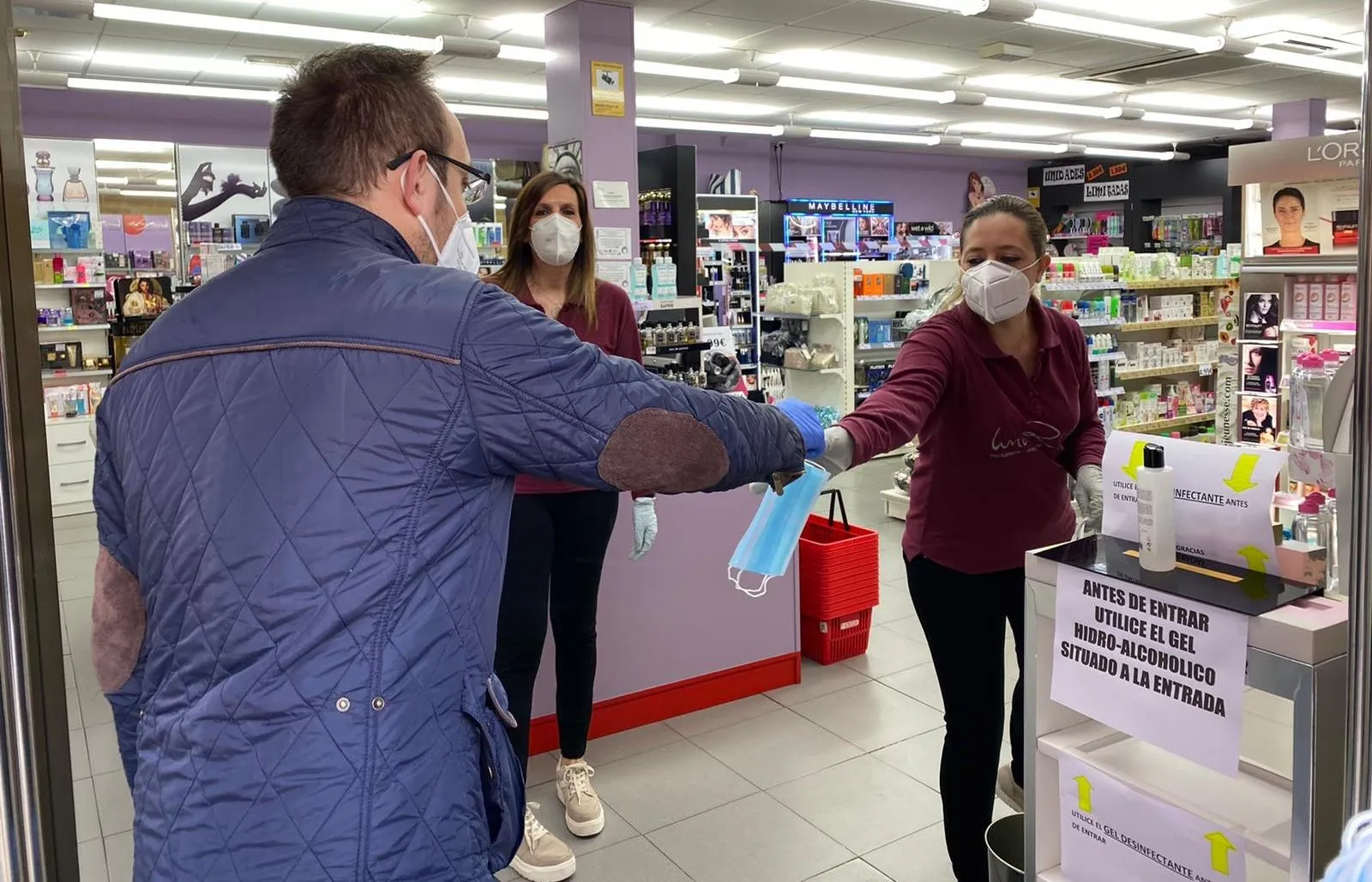 Foto 10 - El Equipo de Gobierno del Ayuntamiento reparte mascarillas por los comercios  