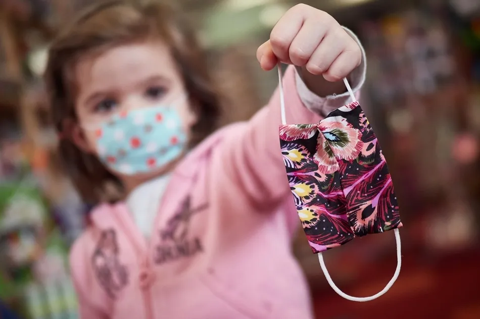 Una niña muestra una mascarilla. Foto: EP
