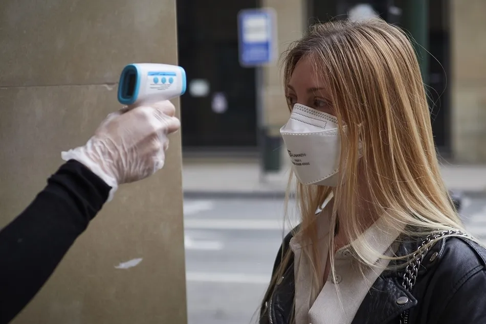 Tomar la temperatura al entrar en el centro de trabajo. Foto: EP