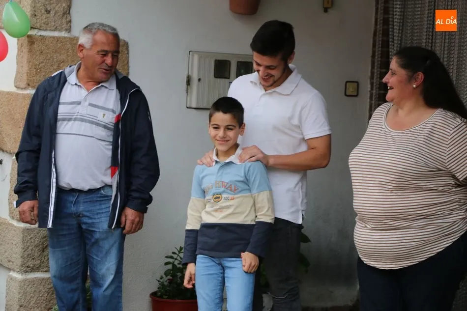 Rodrigo Hernández celebra su décimo cumpleaños en Robledo con la felicitación de los Bomberos...