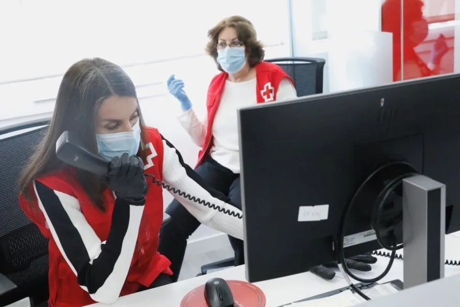 Foto 3 - La Reina Letizia muestra su cara solidaria como voluntaria de Cruz Roja