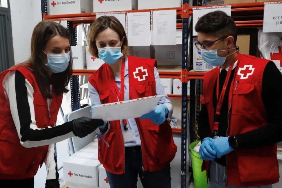 Foto 2 - La Reina Letizia muestra su cara solidaria como voluntaria de Cruz Roja