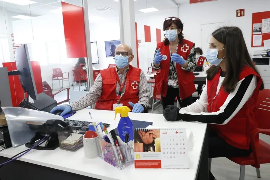 La Reina Letizia muestra su cara solidaria como voluntaria de Cruz Roja