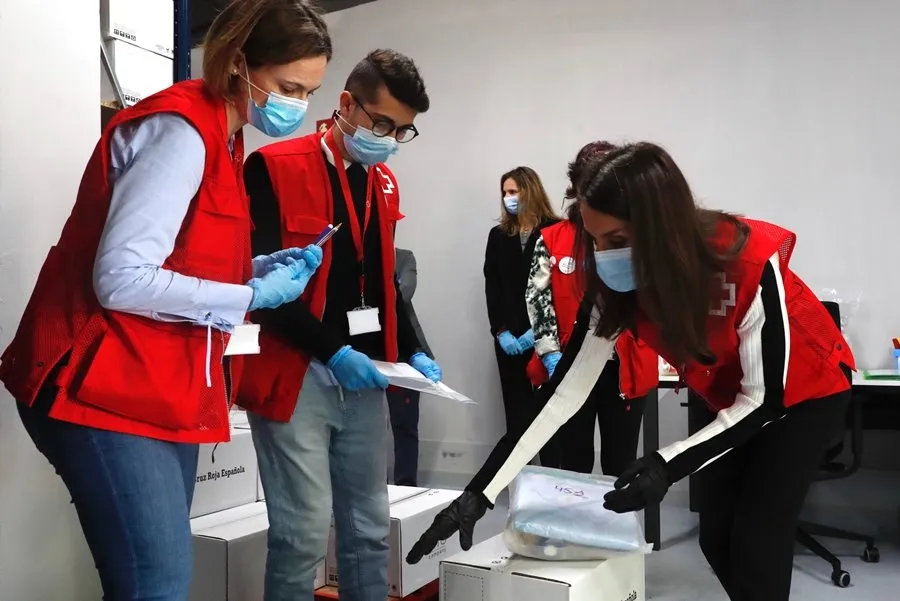 Foto 7 - La Reina Letizia muestra su cara solidaria como voluntaria de Cruz Roja