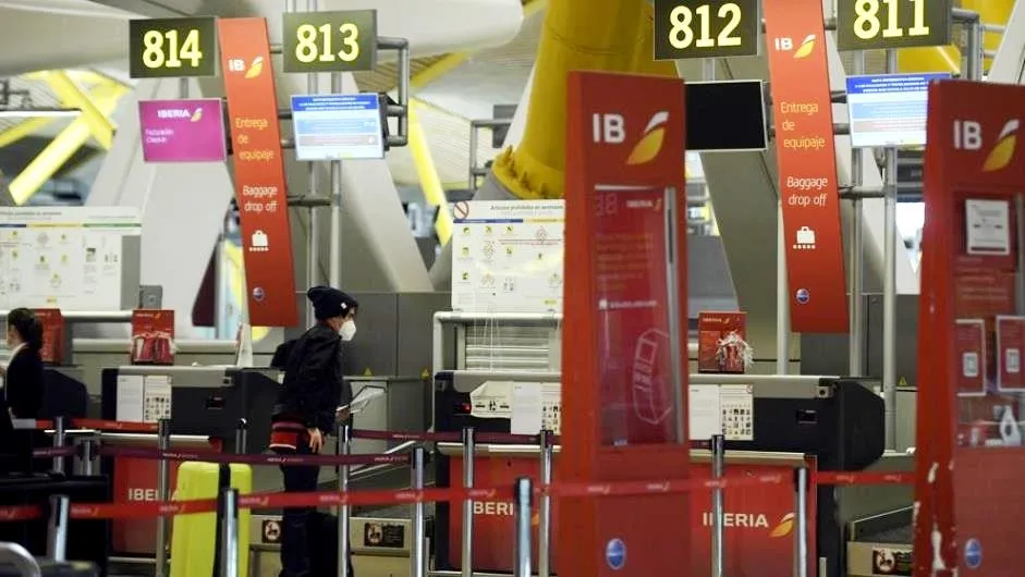 Durante este periodo de cuarentena, los viajeros que vengan a España deberán permanecer en su domicilio o alojamiento, debiendo limitar sus desplazamientos a la adquisición de alimentos, productos farmacéuticos y de primera necesidad