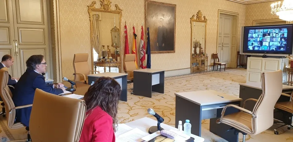 El alcalde de Salamanca, Carlos García Carbayo, ha mantenido hoy una videoconferencia con representantes de más de una veintena de compañías de teatro profesionales de Salamanca