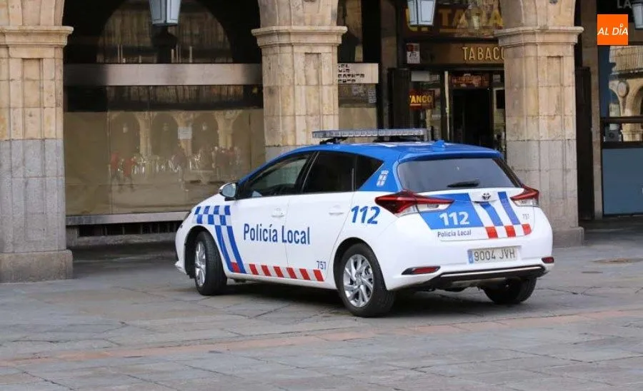 Coche patrulla de la Policía Local en la Plaza Mayor