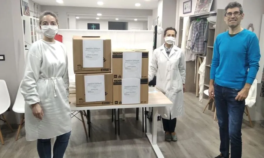 Lote de batas y mascarillas donadas por la Escuela de Moda Raquel Revuelta y Nuria Rodriguez a Aspace CyL