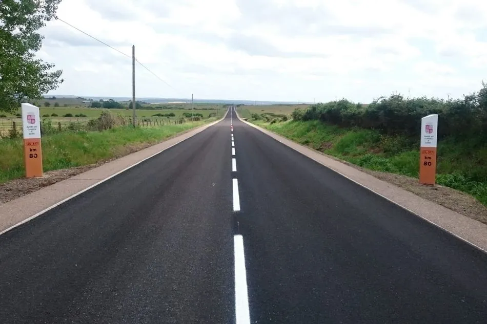 Foto 2 - La Junta mejora el firme de la carretera CL-517, entre Vitigudino y Lumbrales, para mejorar la...