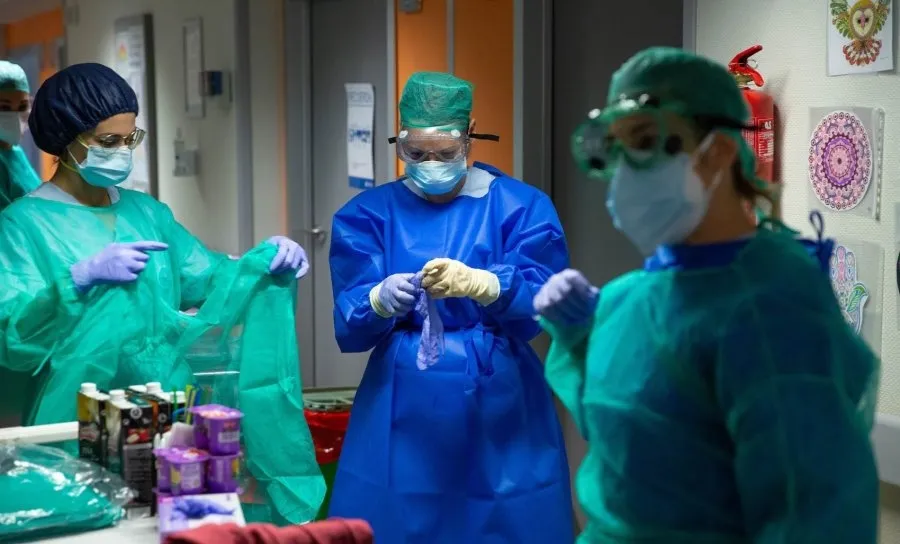 Enfermeras protegidas con mascarillas y gafas en el Hospital Povisa de Vigo, del grupo Ribera Salud. Foto del HOSPITAL POVISA