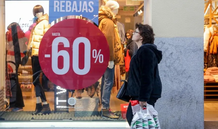 Una mujer pasea junto a una tienda de moda de Madrid. Foto de Ricardo Rubio - EP
