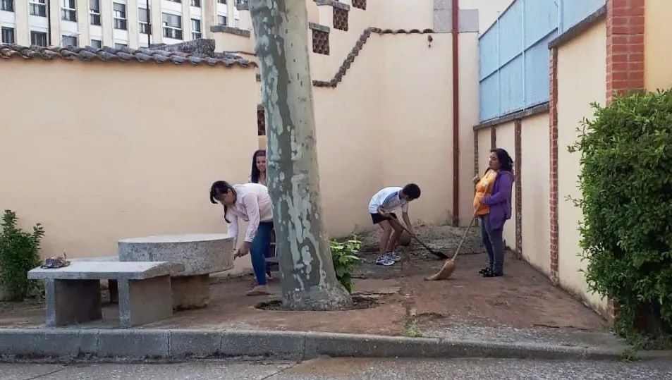 Patio de la casa de las religiosas de los Sagrados Corazones en la avenida de la Merced, donde realizan algunas tareas las familias acogidas. Foto de Cáritas Salamanca