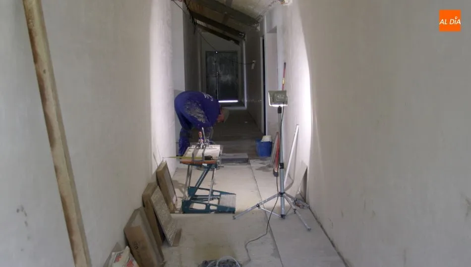 En estos días dos empleados municipales proceden a la colocación del piso / CORRAL