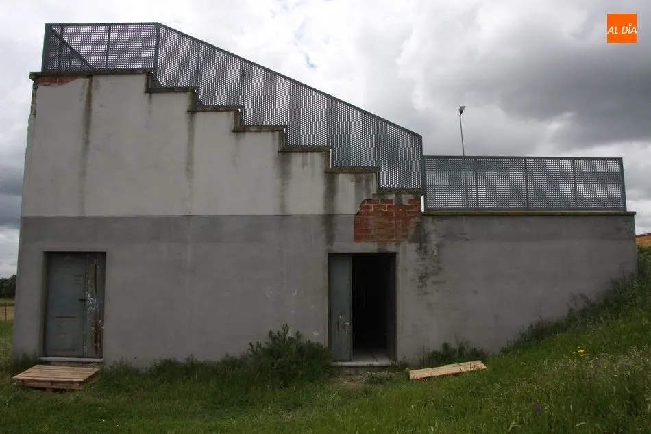 Foto 2 - El Ayuntamiento de Vitigudino acomete las obras para finalizar los vestuarios del campo de f&uacute;tbol  