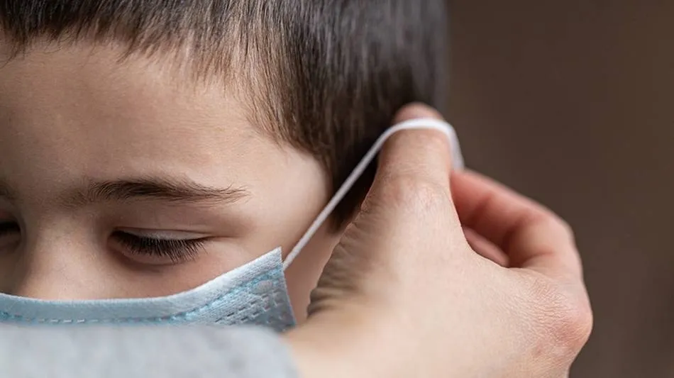 Niño con una mascarilla