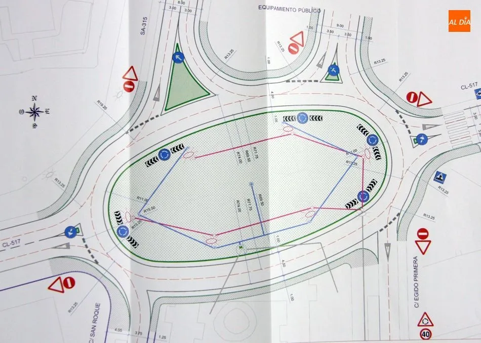 Glorieta frente al antiguo campo de fútbol, terrenos cuyo nuevo destino será la creación de una nueva zona comercial y de servicios  / CORRAL