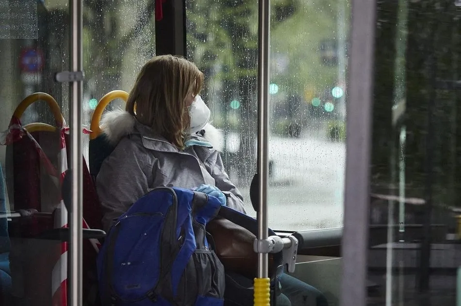 Imagen de una mujer en un autobús
