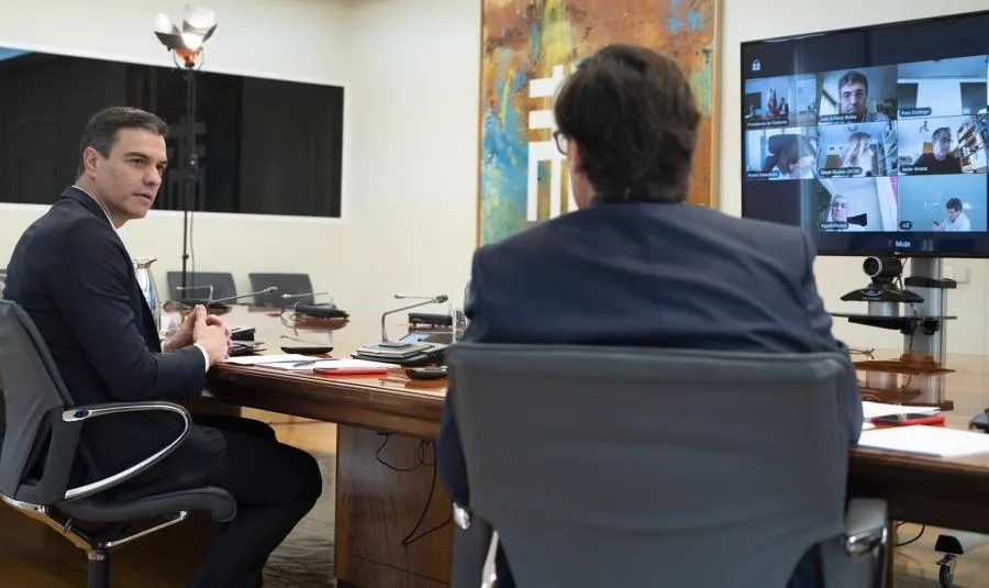 El presidente del Gobierno, Pedro Sánchez, (i) y el ministro de Sanidad, Salvador Illa (r), durante su reunión con el comité científico del Covid-19, en Madrid. Foto Moncloa