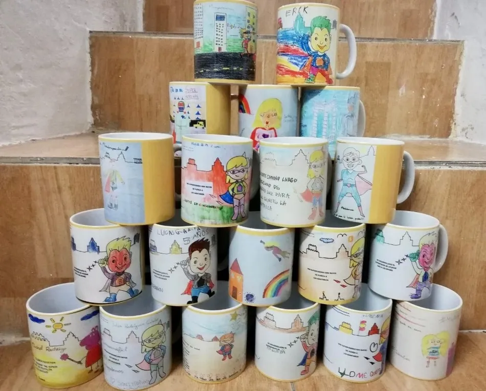 Así lucen las tazas elaboradas por los niños en el concurso de dibujo de superhéroes  