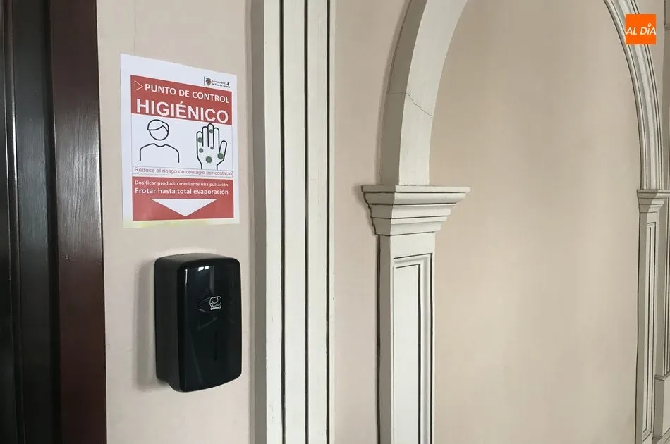 Dispensador de gel situado en el acceso a la planta superior del ayuntamiento