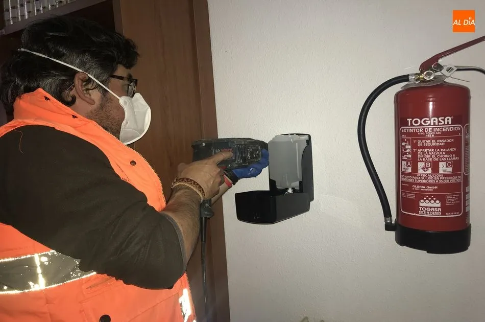 Foto 3 - El Ayuntamiento instala dispensadores de gel y mamparas en las oficinas municipales