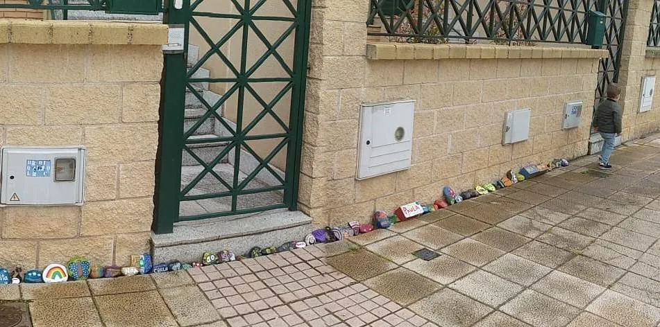 Foto 3 - Los ni&ntilde;os de &lsquo;Los Alcaldes&rsquo; decoran piedras para mostrar su alegr&iacute;a por volver a la calle