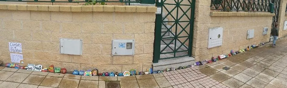 Foto 2 - Los ni&ntilde;os de &lsquo;Los Alcaldes&rsquo; decoran piedras para mostrar su alegr&iacute;a por volver a la calle