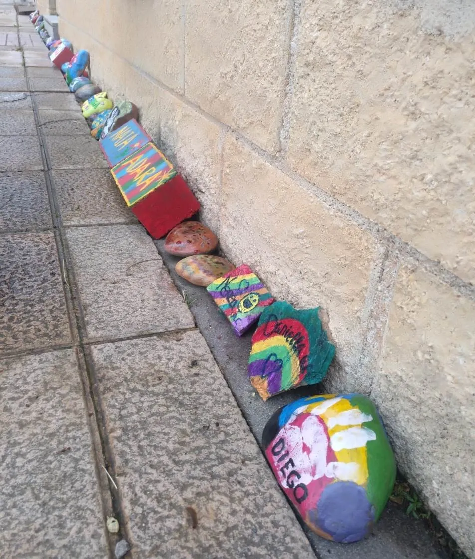 Foto 4 - Los ni&ntilde;os de &lsquo;Los Alcaldes&rsquo; decoran piedras para mostrar su alegr&iacute;a por volver a la calle