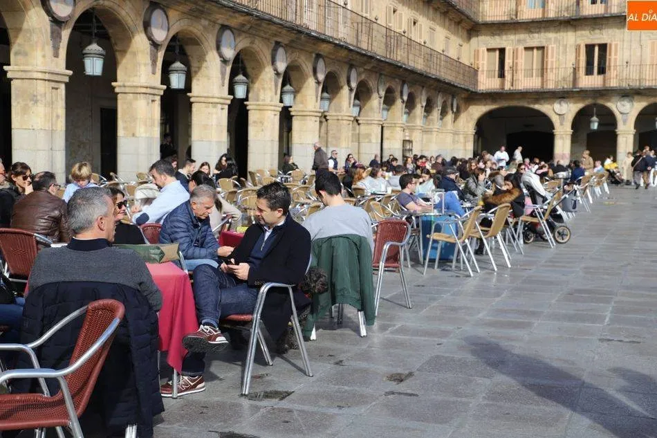 Un centenar de hosteleros de Salamanca solicita sacar mesas a la calle o ampliar sus actuales...