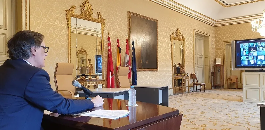 El alcalde de Salamanca, Carlos García Carbayo, en una de sus videoconferencias