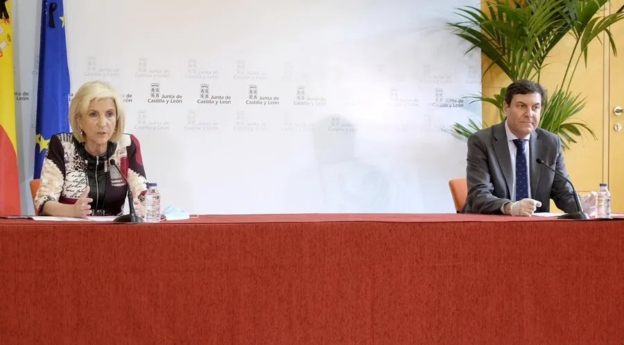 La consejera de Salud, Verónica Casado, y el consejero de Economía y Hacienda, Carlos Fernández Carriedo, en la rueda de prensa de este viernes