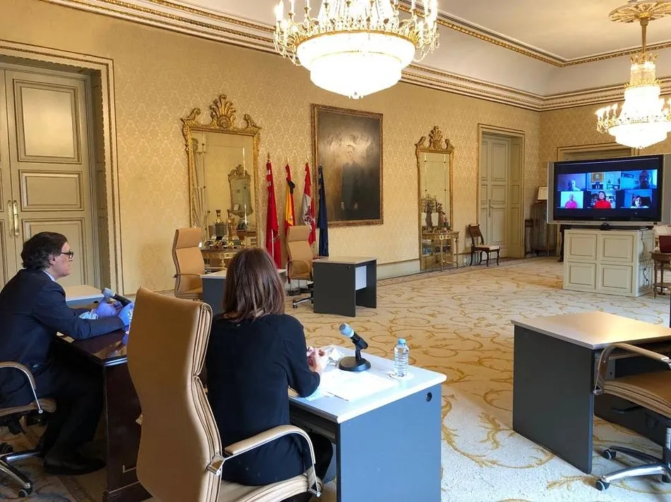 El alcalde, Carlos García Carbayo, y la concejal de Participación Social y Voluntariado, Almudena Parres durante la reunión