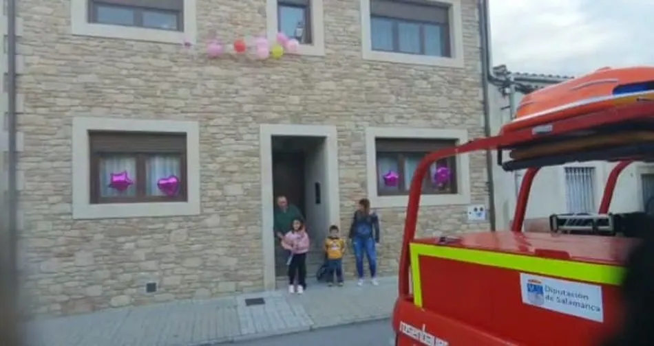 Foto 5 - Irene Mayoral celebra su octavo cumplea&ntilde;os en Vitigudino con la felicitaci&oacute;n de los Bomberos  