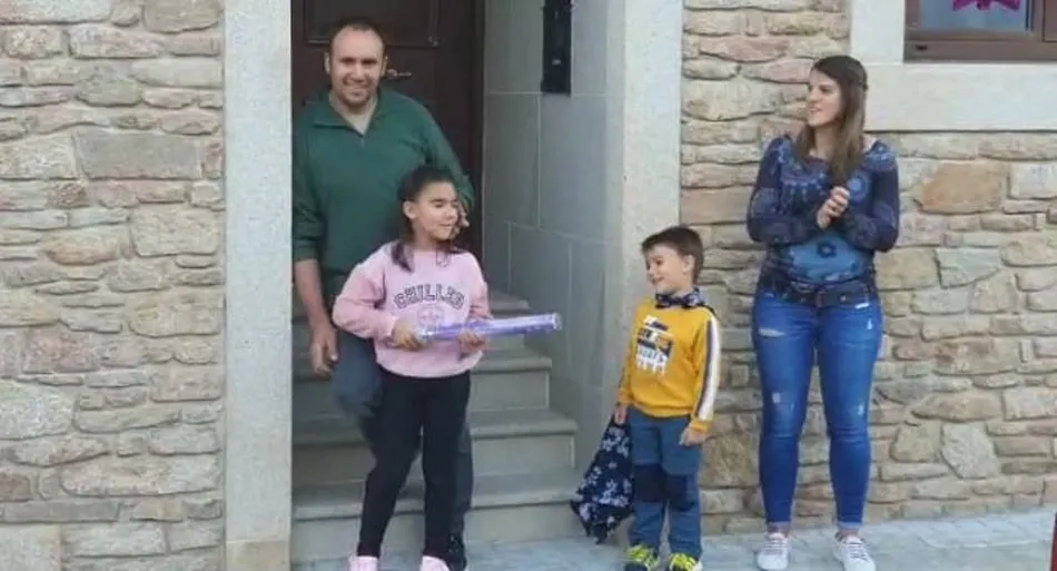 Foto 4 - Irene Mayoral celebra su octavo cumplea&ntilde;os en Vitigudino con la felicitaci&oacute;n de los Bomberos  