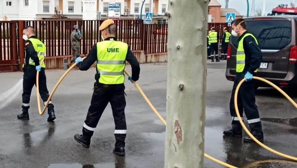 Efectivos de la UME desinfectan el entorno de una residencia en Salamanca