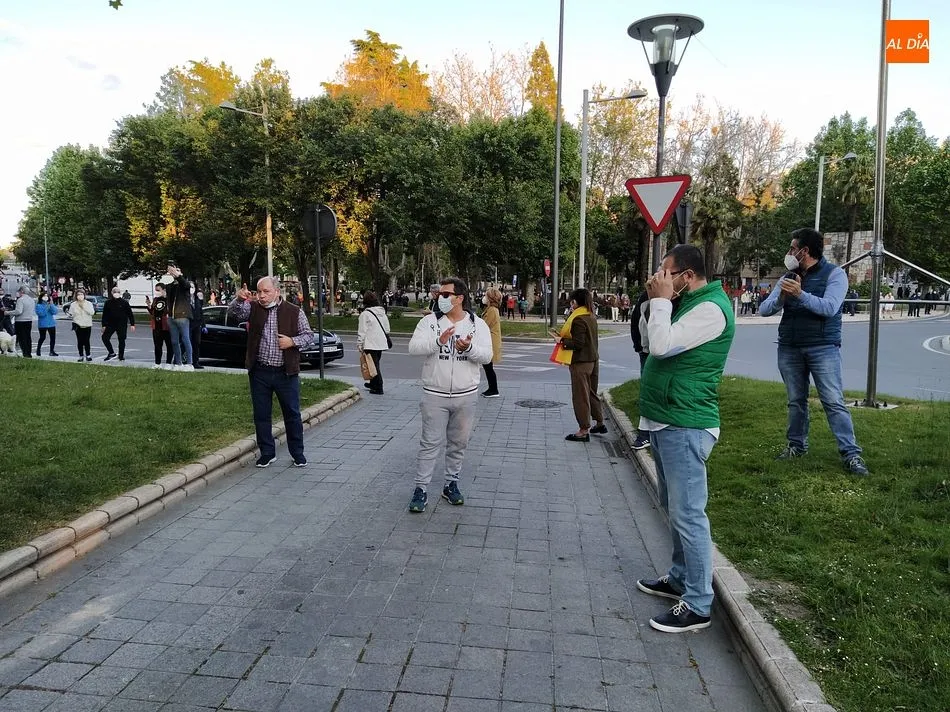 Foto 8 - La cacerolada en contra del Gobierno re&uacute;ne a m&aacute;s de 200 personas en Salamanca