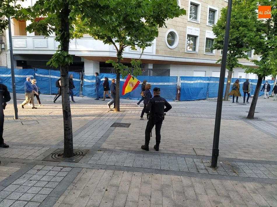 Foto 7 - La cacerolada en contra del Gobierno re&uacute;ne a m&aacute;s de 200 personas en Salamanca
